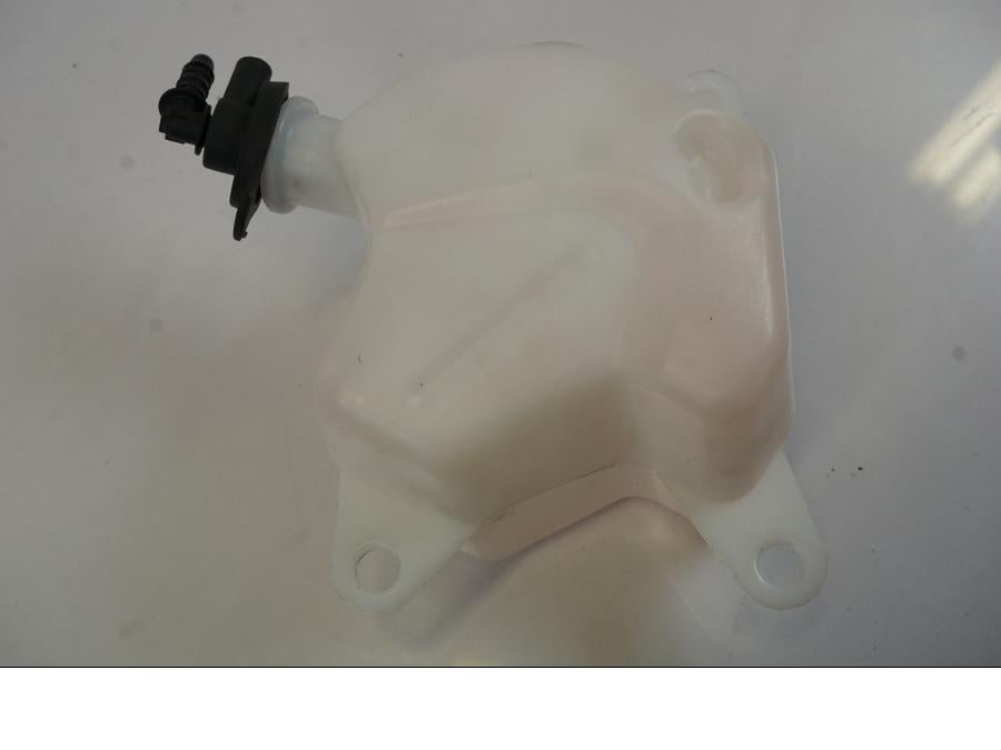 Snett uppifrån på Vattenexpansionskärl från en Triumph Trident -2021 motorcykel.