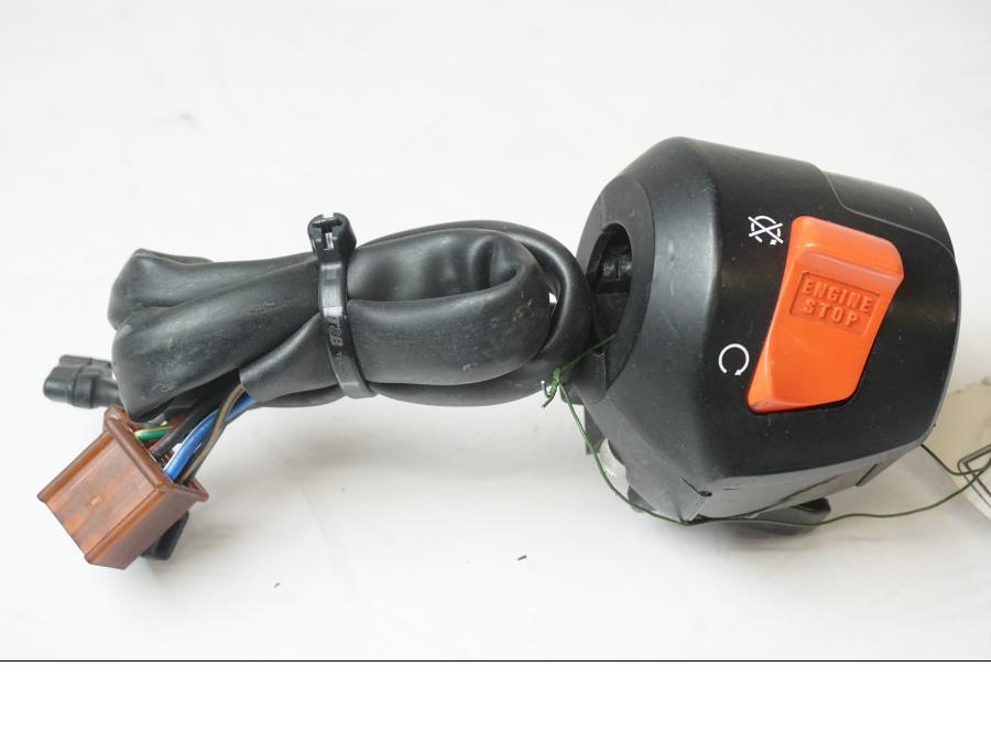 Baksidan på <p>Styrelreglage höger från Honda CB 600 Hornet 2003.</p>

<p>Pigg avbruten för att fästa reglaget i styret.</p> motorcykel.