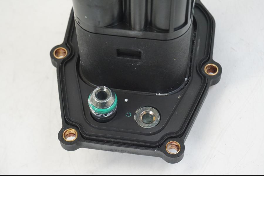 Extrabild3 på Bensinpump insprut från en Ducati Streetfighter V4 -2020 motorcykel.