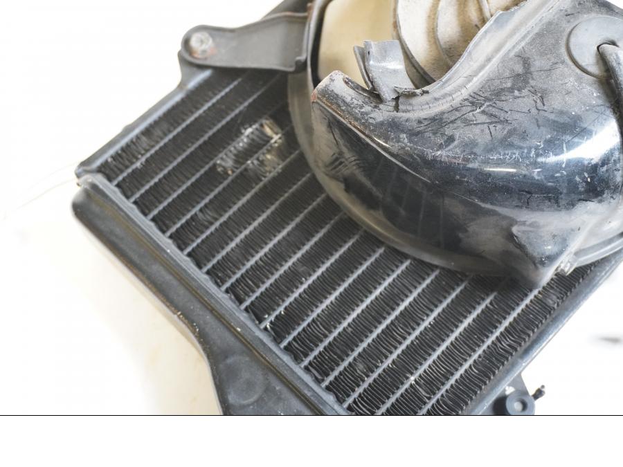 Snett uppifrån på Vattenkyl från en Kawasaki GPZ 900 -1990 motorcykel.