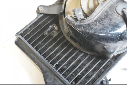 Snett uppifrån på Vattenkyl från en Kawasaki GPZ 900 -1990 motorcykel.