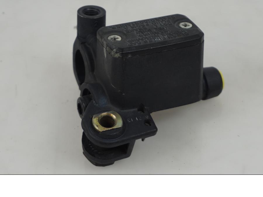 Framsidan på Bromshuvudcylinder från en Aprilia Pegaso 650 -1997 motorcykel.