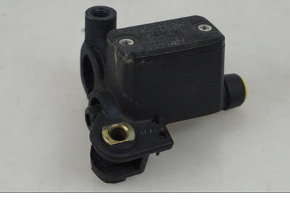 Framsidan på Bromshuvudcylinder från en Aprilia Pegaso 650 -1997 motorcykel.