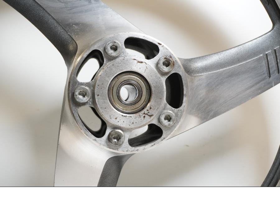 Extrabild3 på Fälg från en Suzuki VZ 800 -2002 motorcykel.