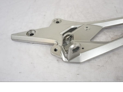 Baksidan på Fotpinnefäste från en Kawasaki Z 800 -2014 motorcykel.