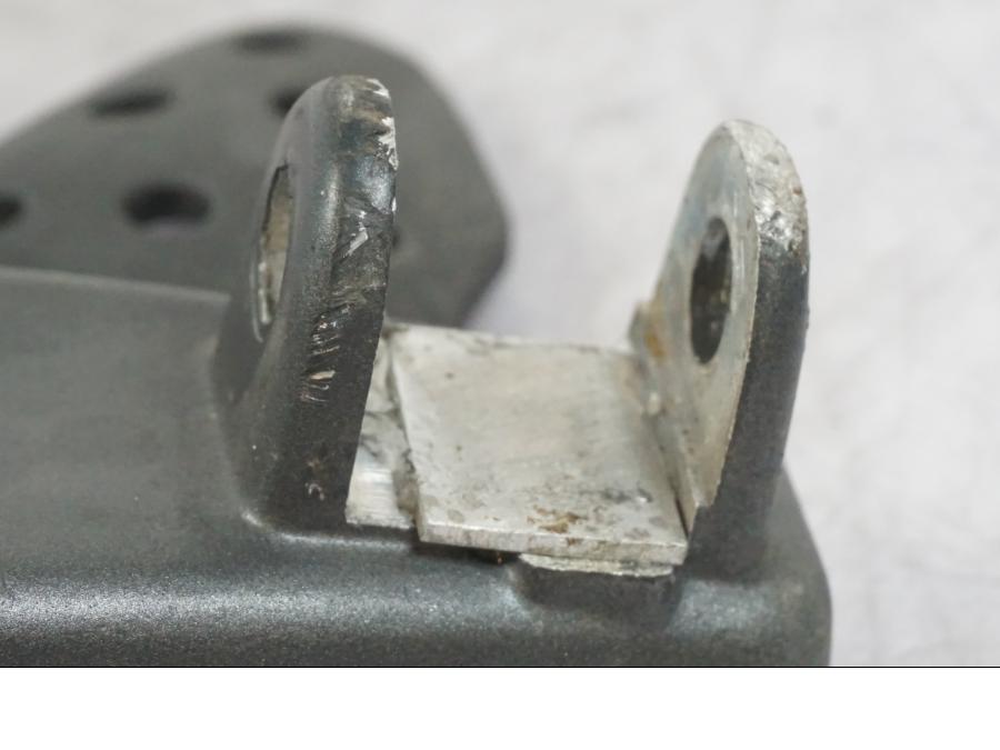 Höger sida på Fotpinnefäste från en Buell 1125 R -2008 motorcykel.