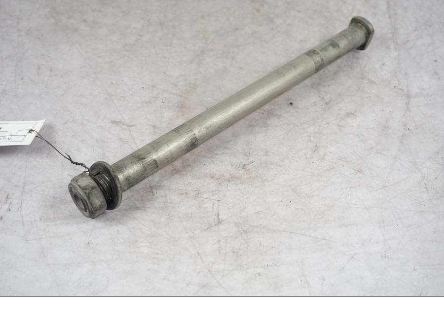 Framsidan på Axel från en Triumph Tiger Explorer -2016 motorcykel.