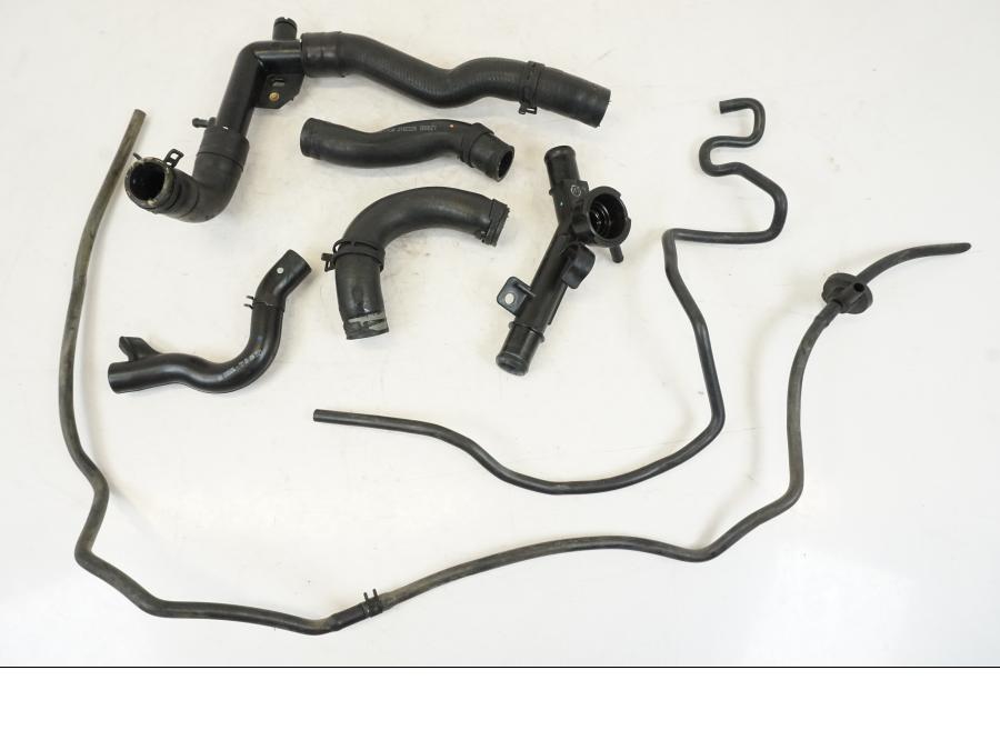 Framsidan på Vattenkyl Slang Set från en Triumph Speed Triple -2021 motorcykel.