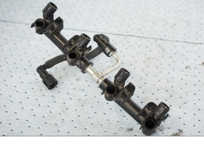 Snett uppifrån på Fuel Rail från en Suzuki GSX-R 1000 -2008 motorcykel.