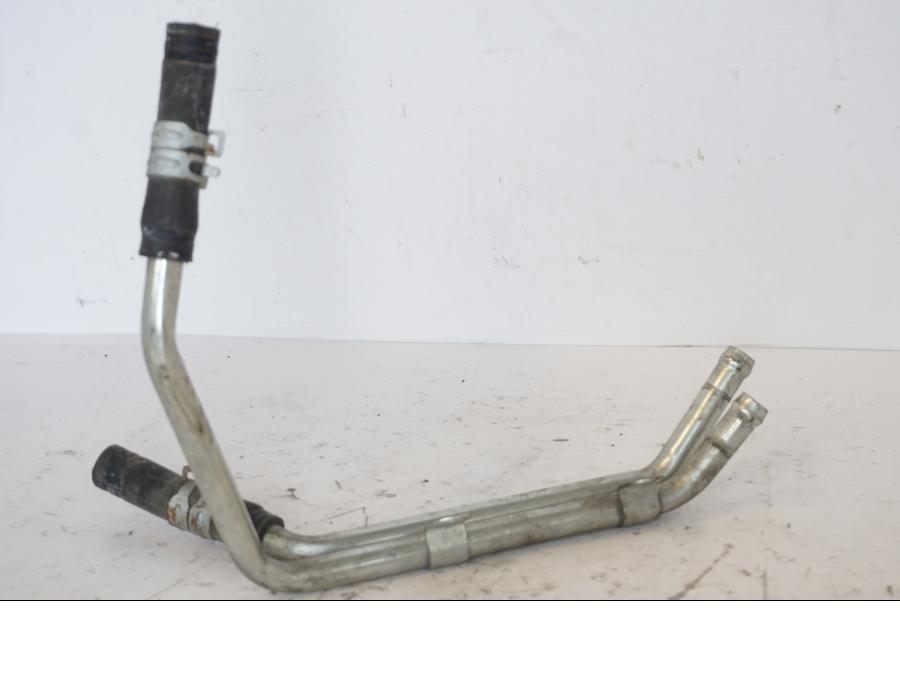 Vänster sida på Vattenrör från en Honda SH 300 A -2011 scooter.