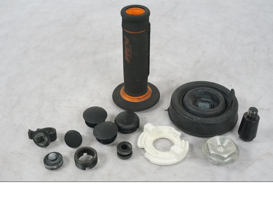 Snett nerifrån på Skruv / Mutter etc från en KTM 690 SM R -2009 motorcykel.