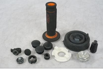 Snett nerifrån på Skruv / Mutter etc från en KTM 690 SM R -2009 motorcykel.