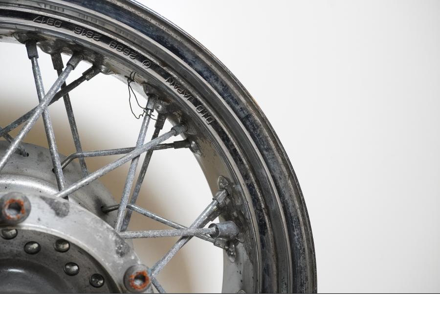 Vänster sida på Fälg från en Yamaha XVS 1100 -2001 motorcykel.