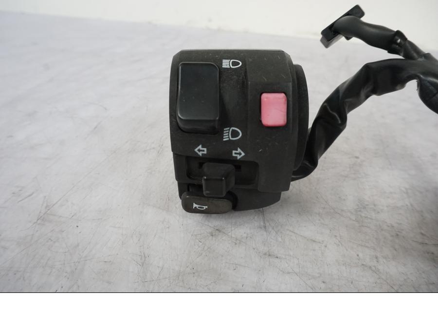 Framsidan på Styrelreglage från en Kawasaki Versys 650 -2014 motorcykel.