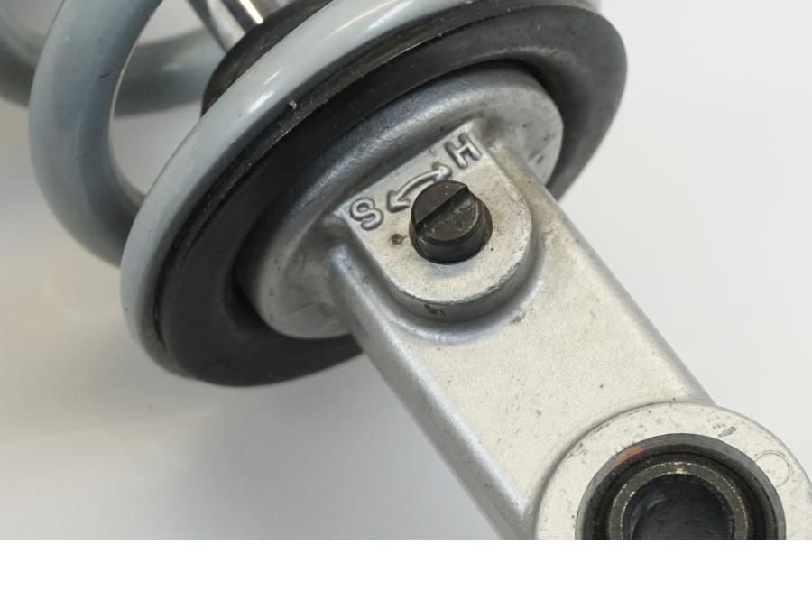 Snett uppifrån på Stötdämpare från en BMW R 1150 R -2002 motorcykel.