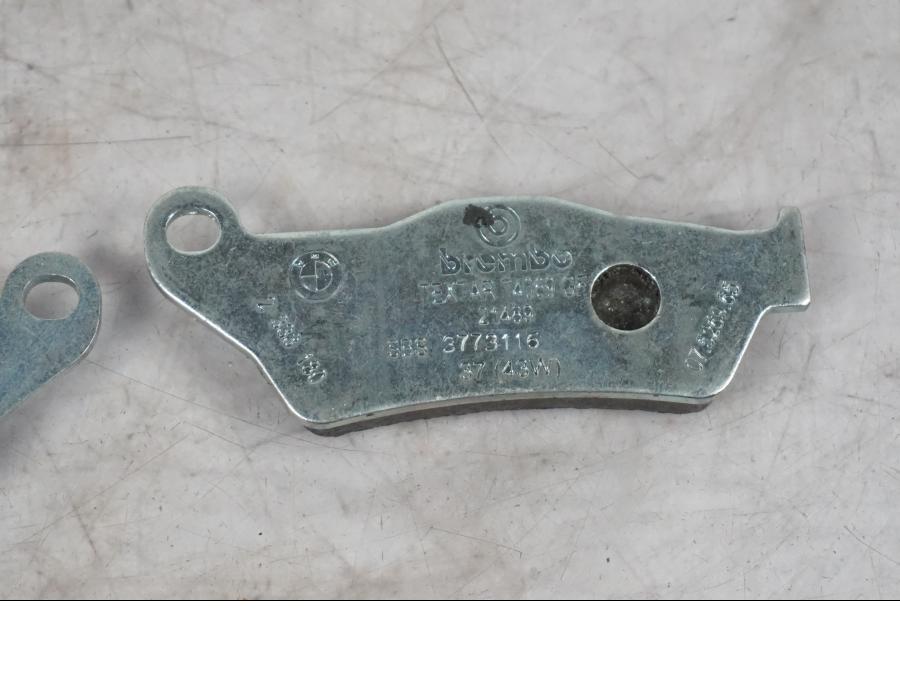 Snett uppifrån på Bromsbelägg från en BMW R 1150 GS/A -2002 motorcykel.