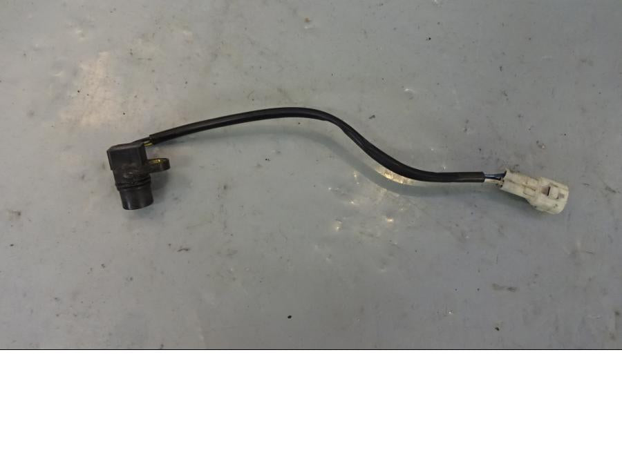 Framsidan på Kamaxelgivare från en Yamaha FJR 1300 -2003 motorcykel.