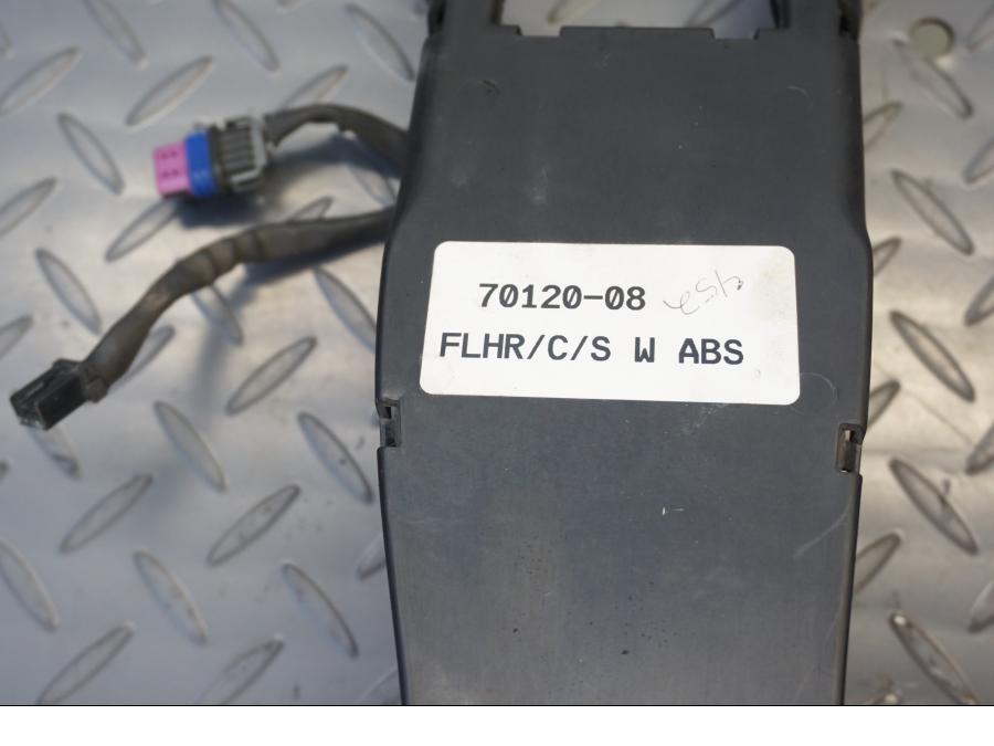 Snett uppifrån på Kabelstam från en H-D Touring Road King Classic FLHRCI -2008 motorcykel.