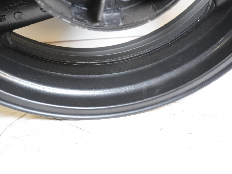 Extrabild4 på Fälg från en Yamaha YZF 1000 R -2001 motorcykel.