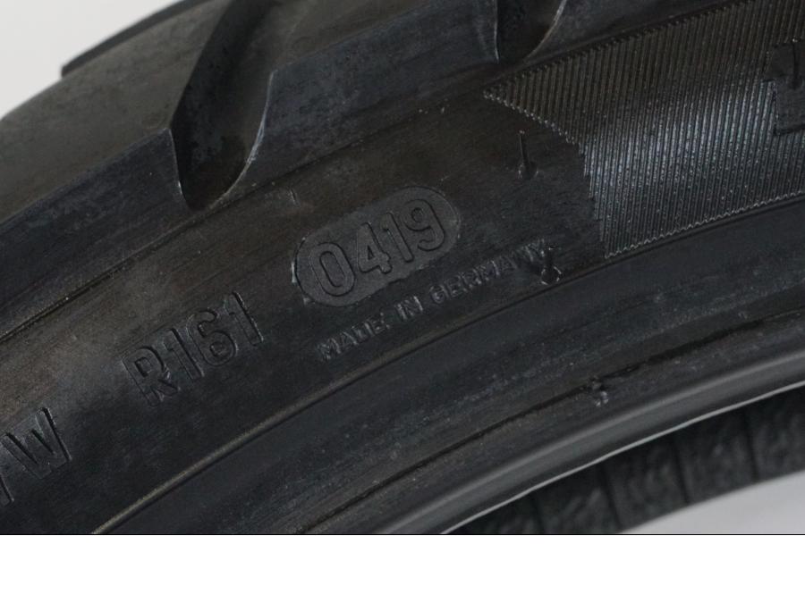 Vänster sida på <p>Begagnad däck av märket Metzeler.</p>

<p>Modell Karoo 3.</p>

<p>Dimension 120/70 R 19 M/C 60T M S. </p>

<p>Mönsterdjup ca: 40% kvar.</p>

<p>Tillv: Vecka 4, år 2019.</p> moped.