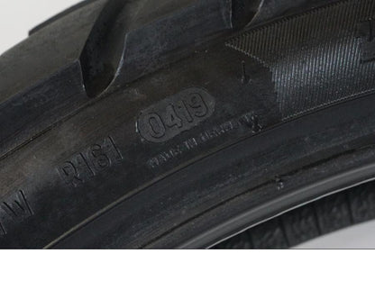 Vänster sida på <p>Begagnad däck av märket Metzeler.</p>

<p>Modell Karoo 3.</p>

<p>Dimension 120/70 R 19 M/C 60T M S. </p>

<p>Mönsterdjup ca: 40% kvar.</p>

<p>Tillv: Vecka 4, år 2019.</p> moped.