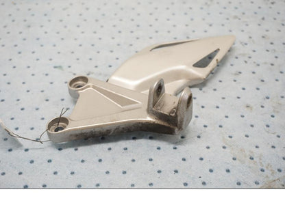 Framsidan på Fotpinnefäste från en Honda CBR 1000 RR -2011 motorcykel.