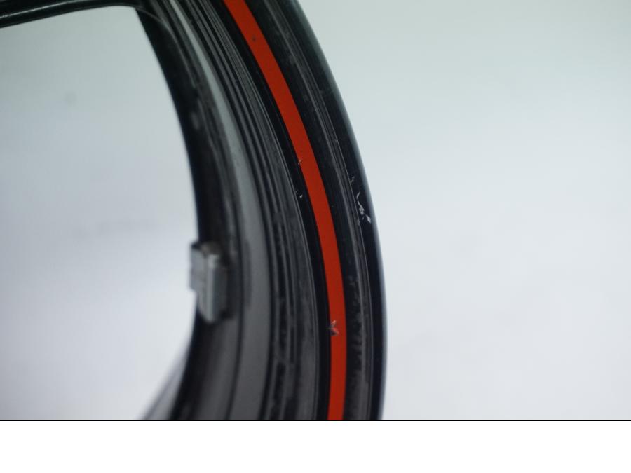 Snett nerifrån på Fälg från en Kawasaki Z 800 -2013 motorcykel.