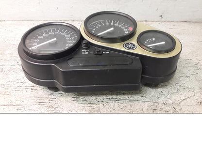 Baksidan på Instrumentpanel från en Yamaha FZ-S 600 -2000 motorcykel.