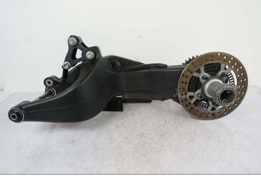 Snett nerifrån på Sving från en KTM 1290 Super Duke R -2021 motorcykel.