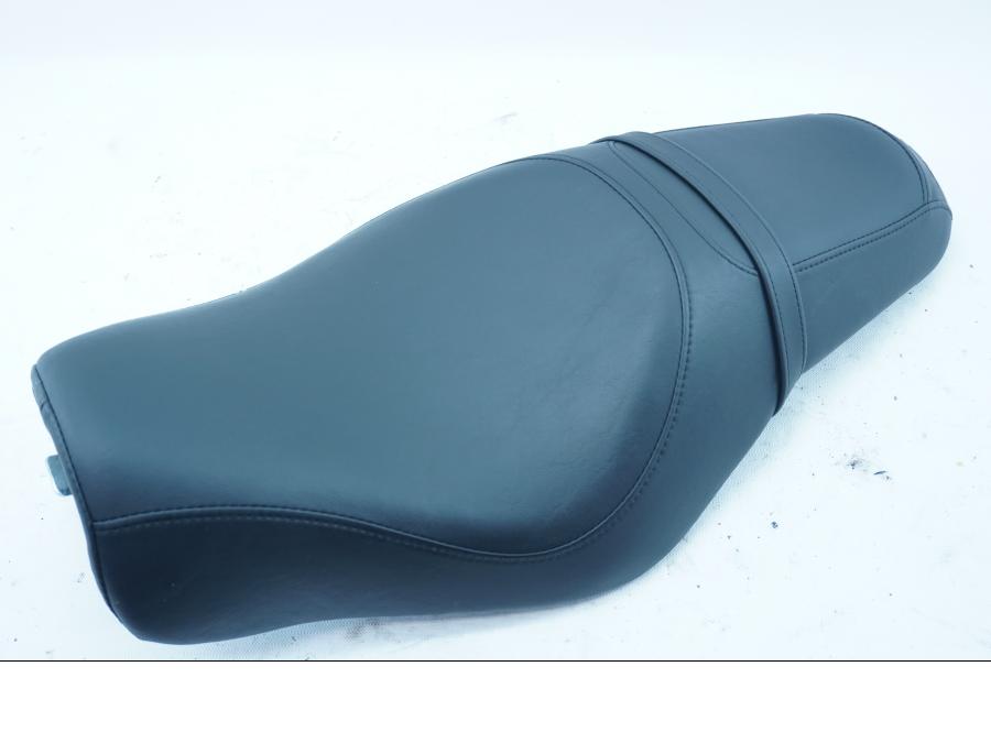 Baksidan på Sadel från en H-D Sportster 1200 XL1200C -2021 motorcykel.