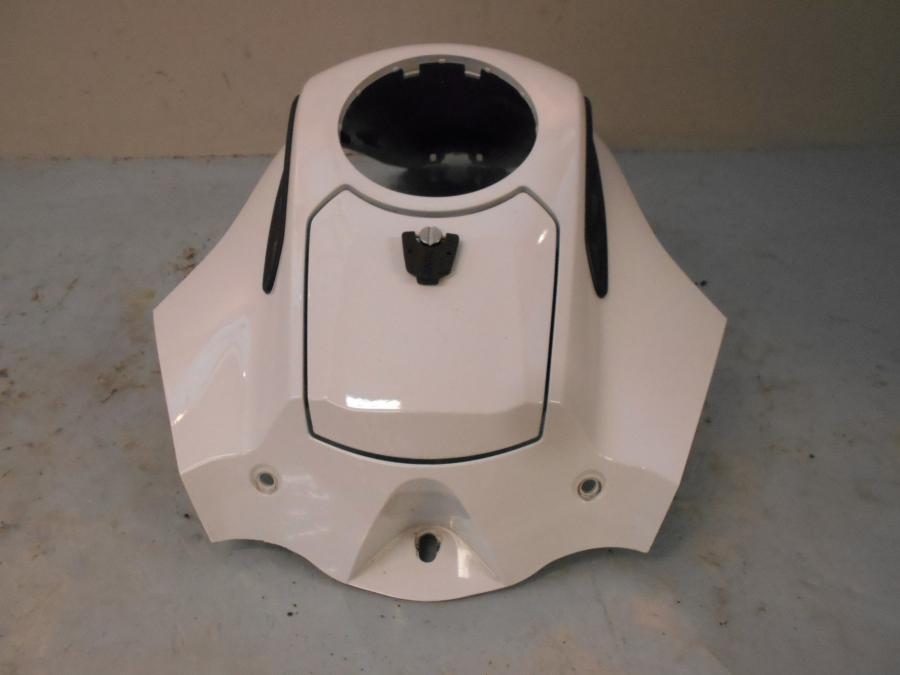 Baksidan på Bensintankskåpa från en BMW R 1200 GSA -2018 motorcykel.