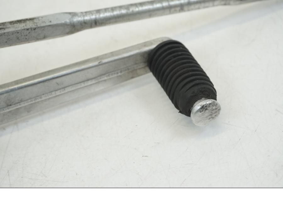 Baksidan på Växelpedal från en Kawasaki ZX-12R -2000 motorcykel.