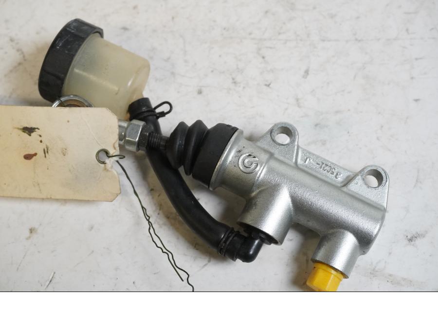 Framsidan på Bromshuvudcylinder från en KTM 990 Super Duke -2005 motorcykel.