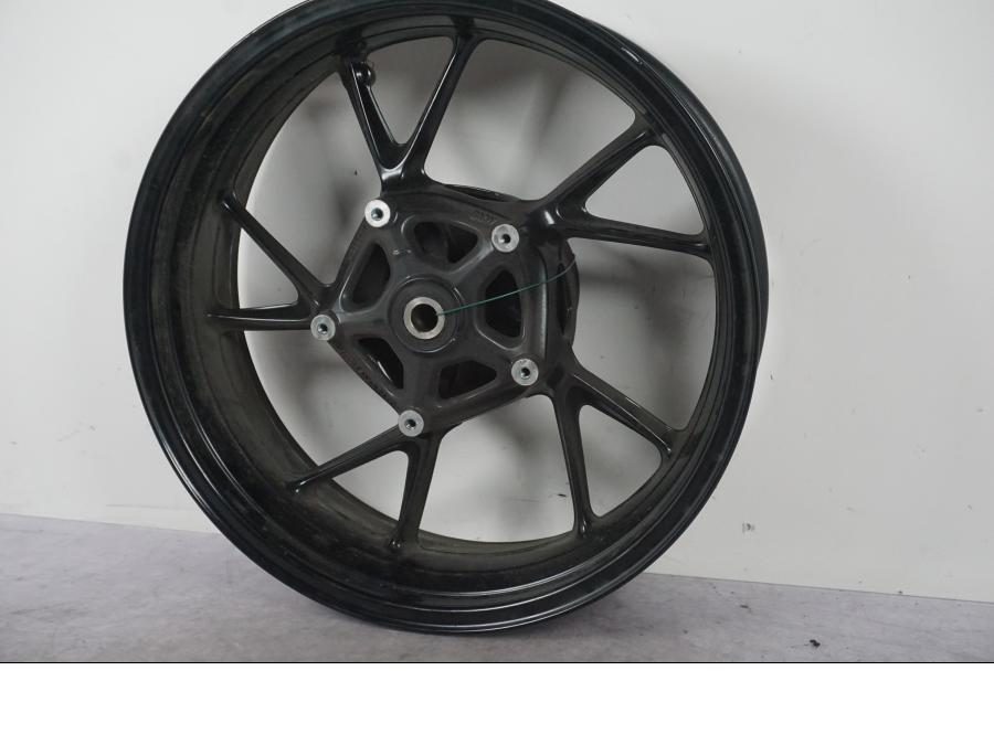 Baksidan på Fälg från en BMW F 800 R -2018 motorcykel.