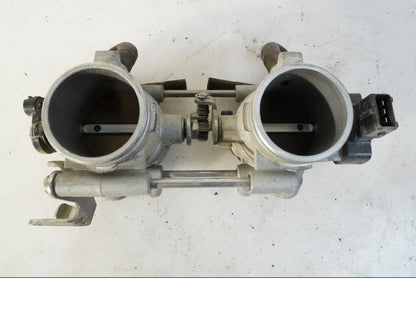 Baksidan på Spjällhus från en BMW F 800 GS -2008 motorcykel.