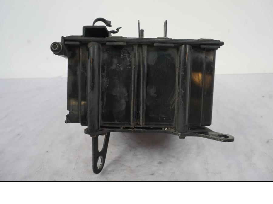 Baksidan på Batterihållare från en KTM 990 Super Duke -2006 motorcykel.