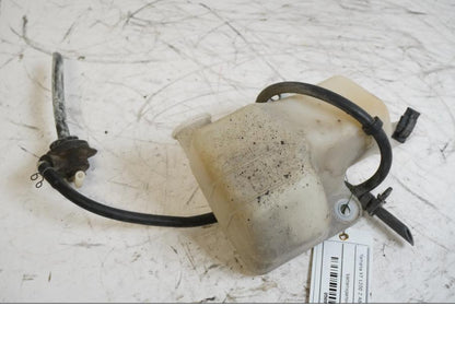 Framsidan på Vattenexpansionskärl från en Yamaha XT 1200 Z -2011 motorcykel.