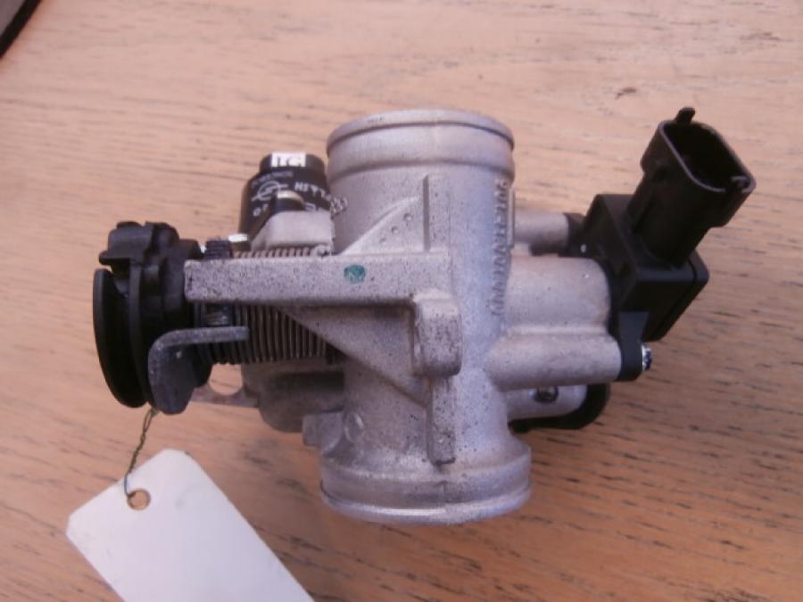 Snett nerifrån på Spjällhus från en KTM 125 Duke -2014 motorcykel.