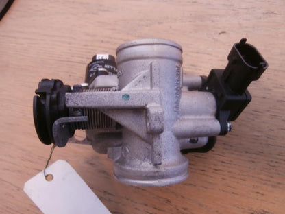 Snett nerifrån på Spjällhus från en KTM 125 Duke -2014 motorcykel.