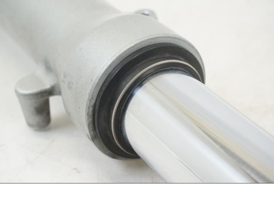 Snett uppifrån på Gaffelben från en BMW F 650 CS -2003 motorcykel.