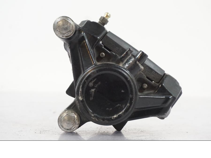 Snett nerifrån på Bromsok från en Yamaha XVS 1100 -2000 motorcykel.