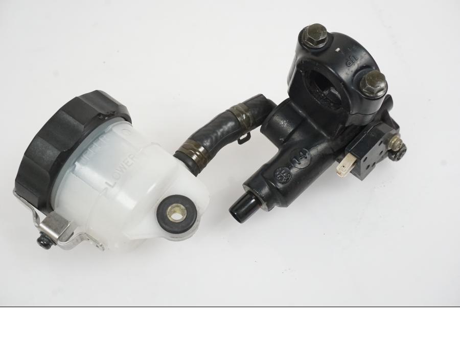 Höger sida på Bromshuvudcylinder från en Yamaha YZF R6 -2006 motorcykel.