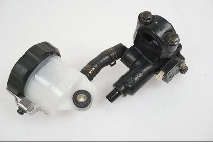 Höger sida på Bromshuvudcylinder från en Yamaha YZF R6 -2006 motorcykel.