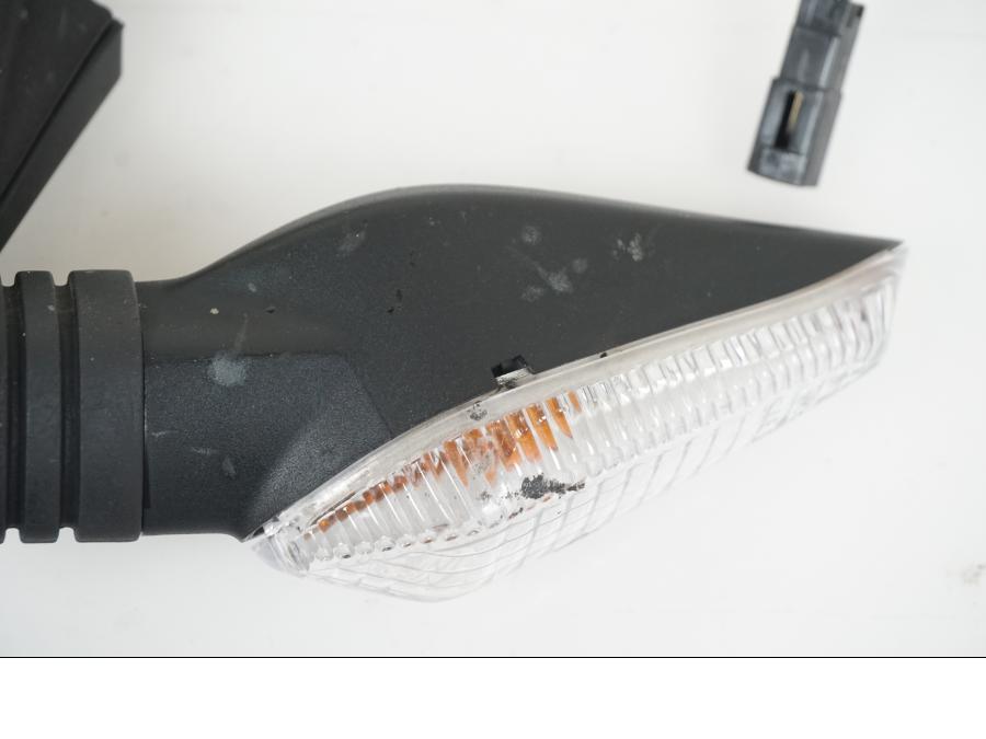 Snett uppifrån på Blinkers från en Ducati Monster 1200 -2014 motorcykel.