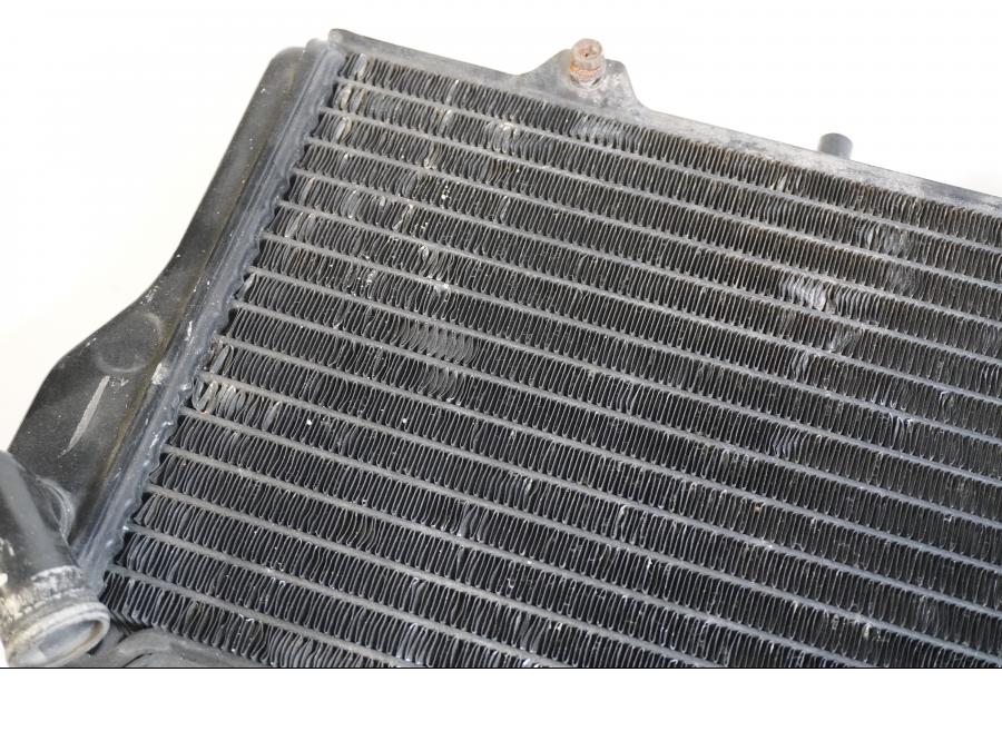 Höger sida på Vattenkyl från en Kawasaki GPZ 900 -1989 motorcykel.