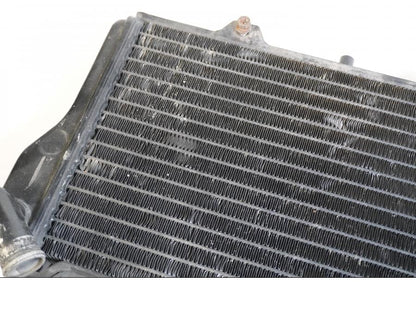 Höger sida på Vattenkyl från en Kawasaki GPZ 900 -1989 motorcykel.