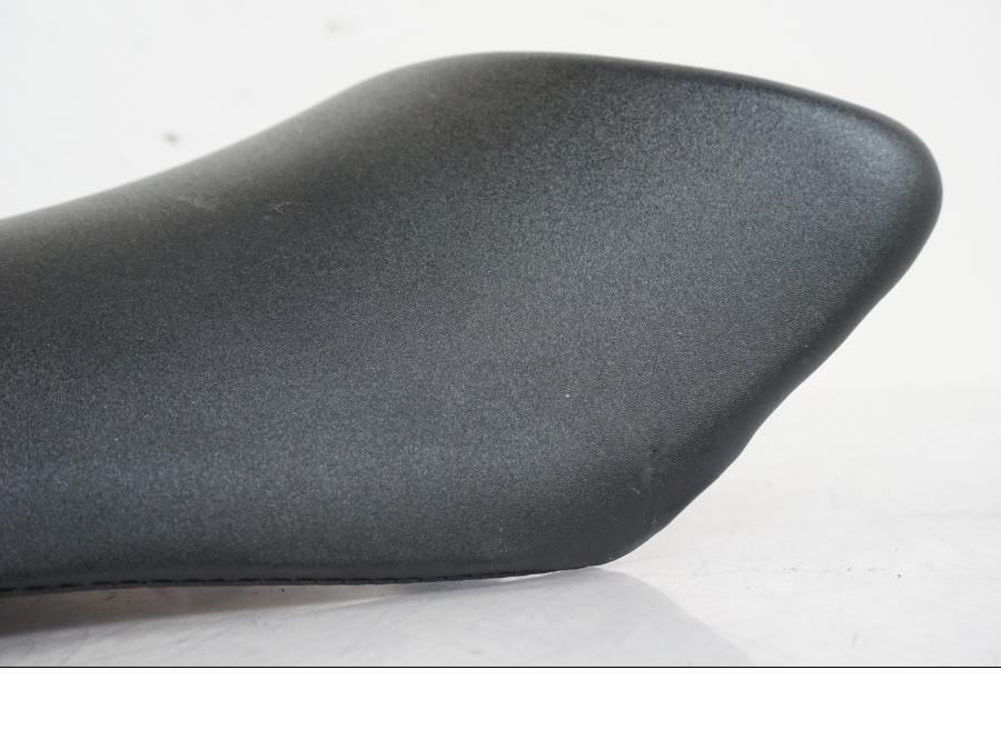 Snett nerifrån på Sadel från en Yamaha YZF 1000 R1 -2007 motorcykel.