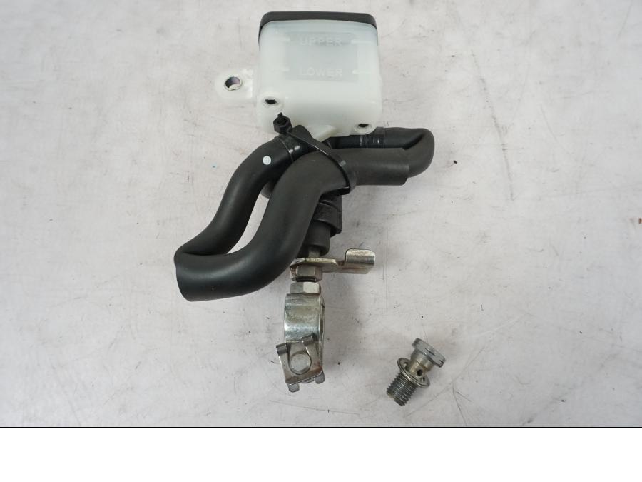 Framsidan på Bromshuvudcylinder från en Triumph Bonneville T120 -2021 motorcykel.