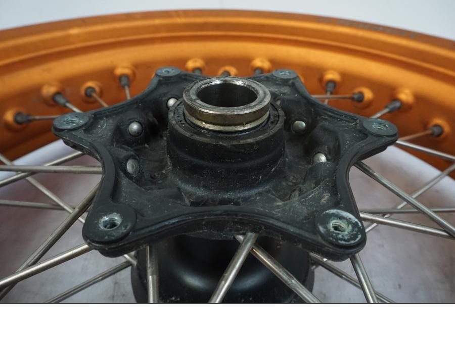 Vänster sida på Fälg från en KTM 690 SMCR -2016 motorcykel.