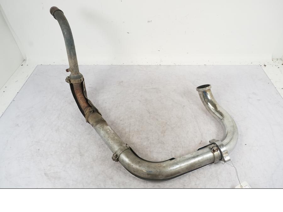 Snett nerifrån på Grenrör från en Suzuki VZ 800 -1997 motorcykel.